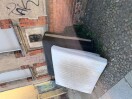 Foto: Sperrmüll vor leerstehendem Wohnhaus 